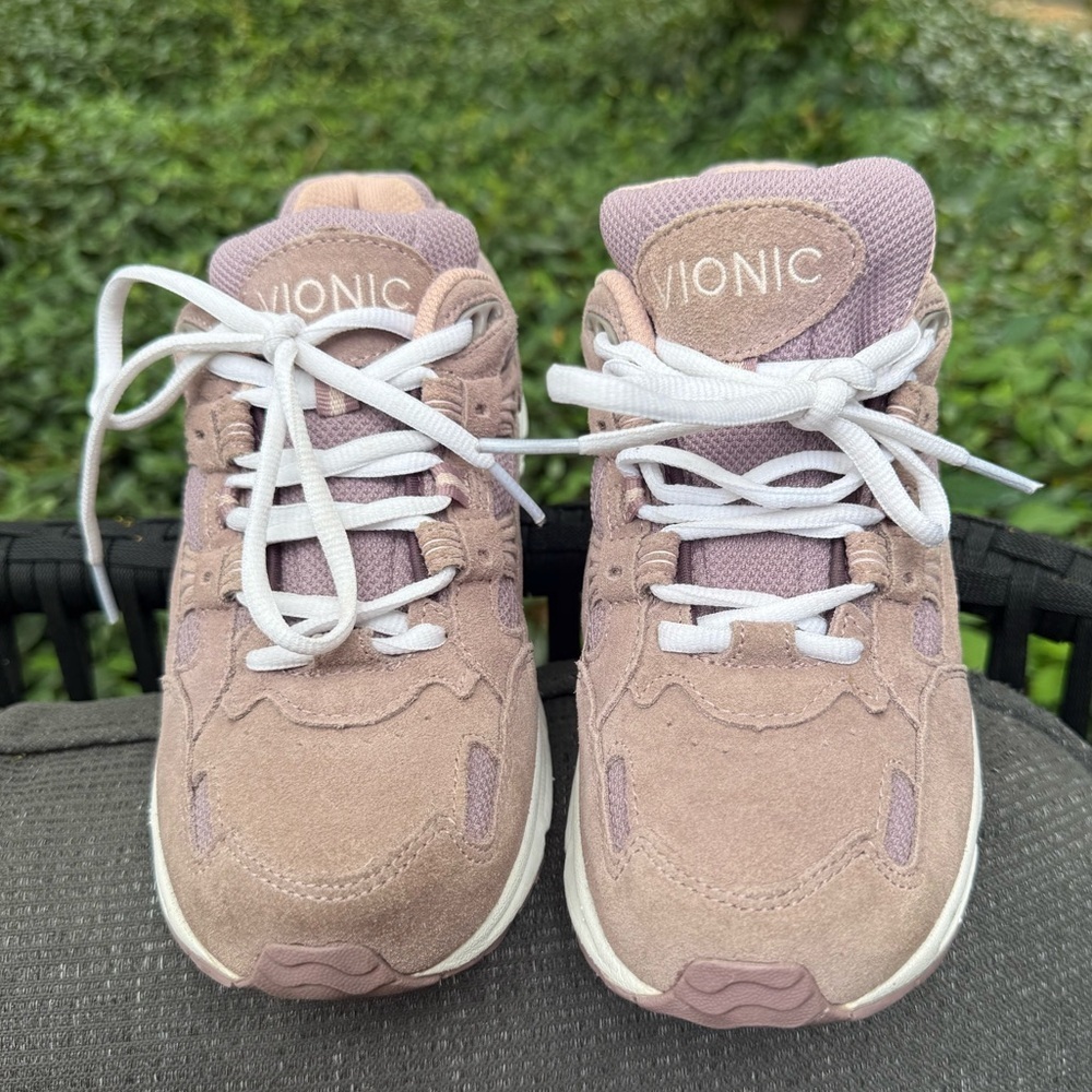 Like New! Vionic Walker Classic Walking Shoes Mau… - image 3